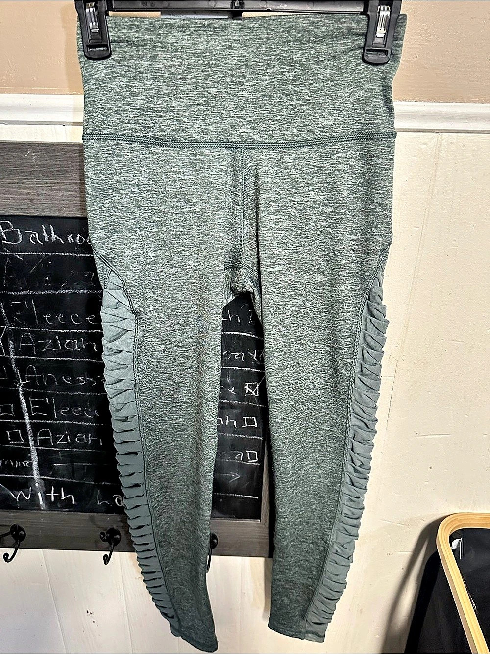 Aeropostale Women's Ruched Side Leggings in Green Size Medium